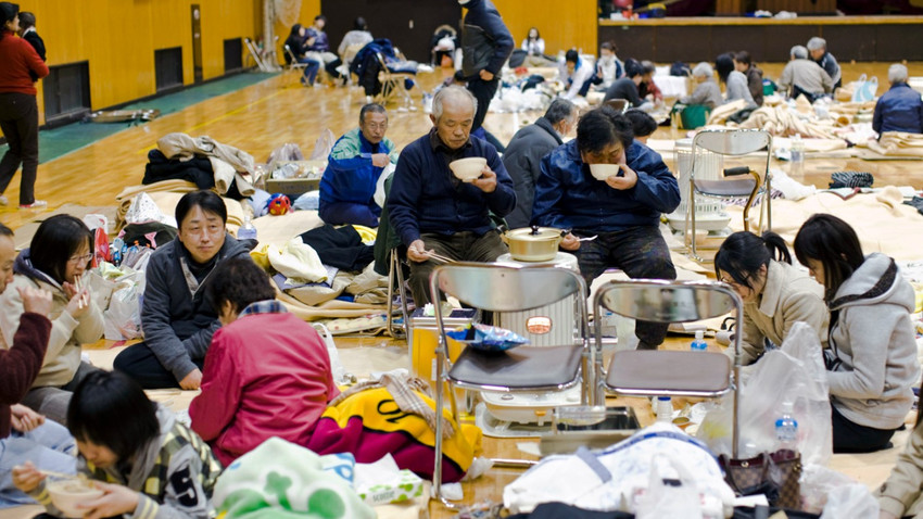 Depremden kaçanlar 13 Mart 2011 tarihinde Japonya'nın Fukuşima kentindeki geçici bir sığınakta. (Fotoğraf: Shiho Fukada/The New York Times)