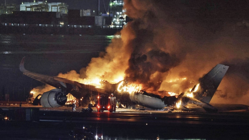 İki uçağın çarpıştığı kazada akıllara takılan soru: Yanan uçaktan 367 yolcu nasıl kurtuldu?