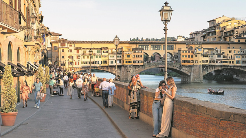 Eşsiz mağazaları ve tarihi mimarisiyle Floransa’nın ikonik simgesi Ponte Vecchio Köprüsü ve Arno Nehri kıyısındaki gezinti yolu.