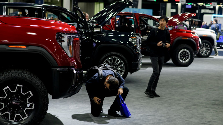 Katılımcılar Detroit Otomobil Fuarı sırasında GMC araçlarını inceliyor. (Fotoğraf: Brittany Greeson/The New York Times)
