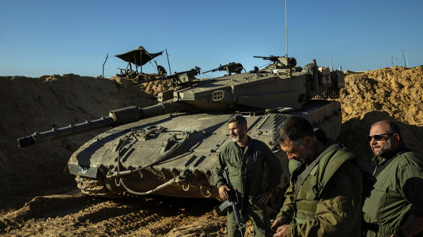 İsrail askerleri ve bir tank Erez sınır kapısına birkaç yüz metre mesafede bulunan Gazze'deki bir tünelin yakınında, 15 Aralık 2023. (Fotoğraf: Tamir Kalifa/The New York Times)