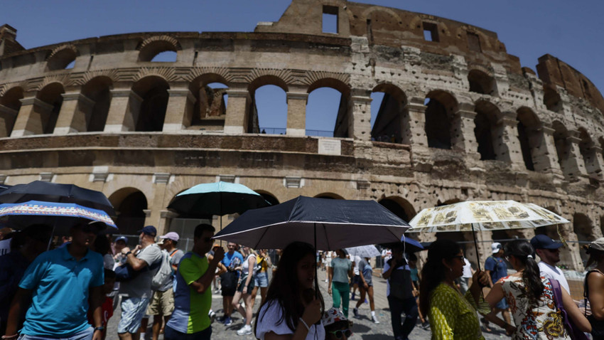 Roma'daki Kolezyum'u (Collesium) ziyaret eden turistler