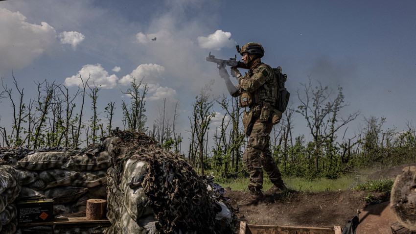 Bir Ukrayna askeri, Ukrayna'nın doğusundaki Marinka yakınlarında Rus mevzilerine doğru roket güdümlü bir el bombası ateşliyor, 20 Mayıs 2023. (Fotoğraf: Finbarr O'Reilly/The New York Times)