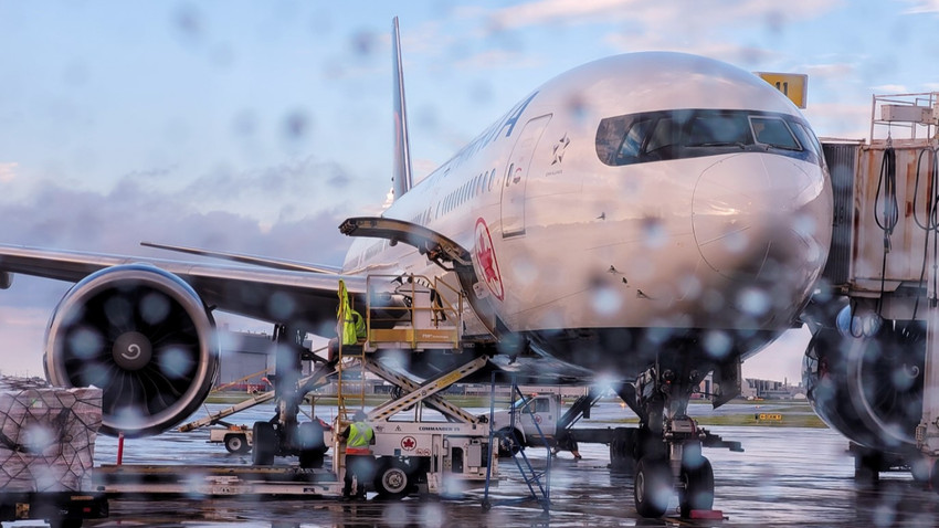 Air Canada'ya ait Boeing 777 model uçağa binen bir yolcu kapıyı açtı, uçaktan düştü