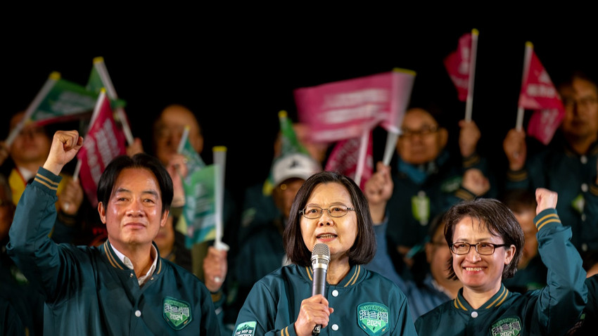 Tayvan Cumhurbaşkanı Tsai Ing-wen (ortada), 11 Ocak'da Tayvan'da bir mitingde (Fotoğraf: Mike Kai Chen/The New York Times)