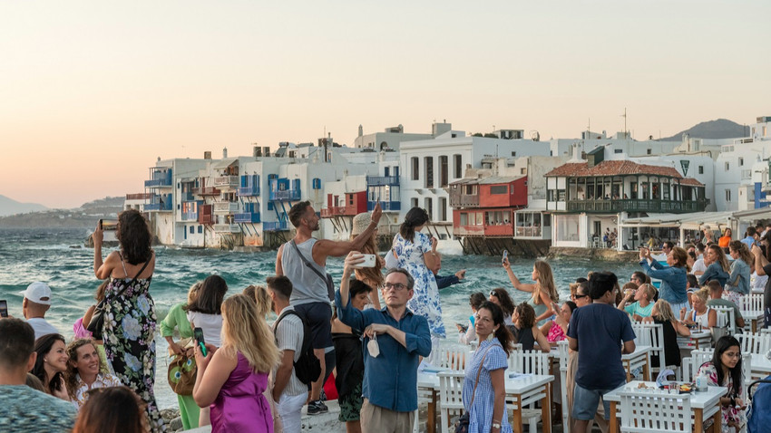 Yunanistan'da, Mykonos gün batımı için toplanan kalabalık, 7 Ağustos 2022 (Fotoğraf: Maria Mavropoulou/The New York Times)