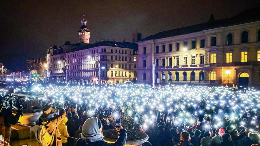 Leipzig’deki protestoya katılanlar, Federal İdare Mahkemesi’nin önünde cep telefonlarının ışıklarını yakarak eylem yaptı.