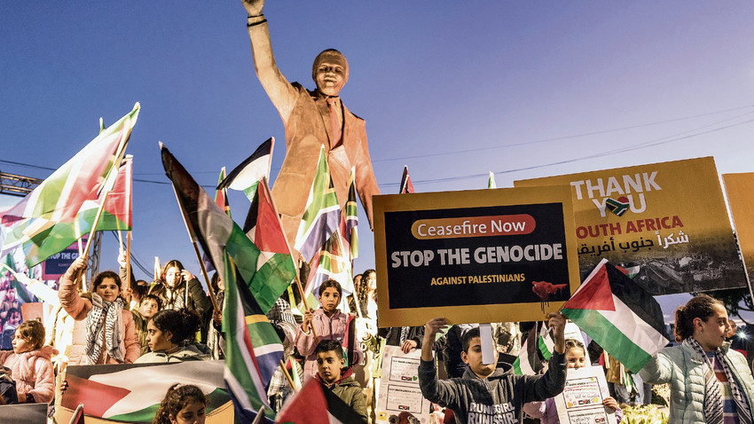 Batı Şerialılar Ramallah’taki Mandela heykeli önünde İsrail operasyonunu protesto ediyor.