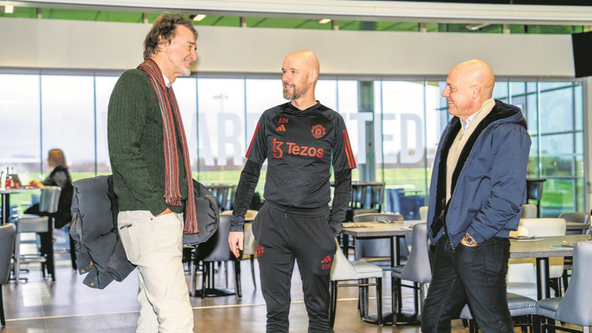 Ineos patronu Sir Jim Ratcliffe (solda), Manchester United Sportif Direktörü Dave Brailsford (sağda) ve Teknik Direktör Erik ten Hag. Fotoğraf: Getty Images