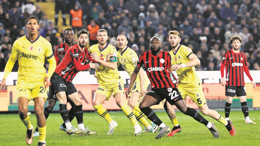 Yarı otomatik ofsayft sisteminin kullanıldığı ilk maçlardan biri Gaziantep-Fenerbahçe mücadelesi oldu. Fotoğraf: Getty Imagez