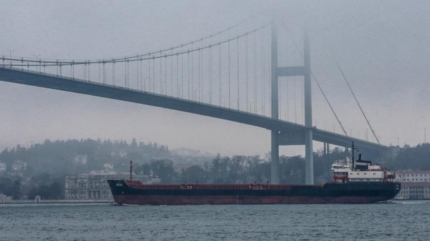 Arızalanan gemi Ahırkapı'ya demirletildi: İstanbul Boğazı'nda gemi trafiği çift yönlü açıldı