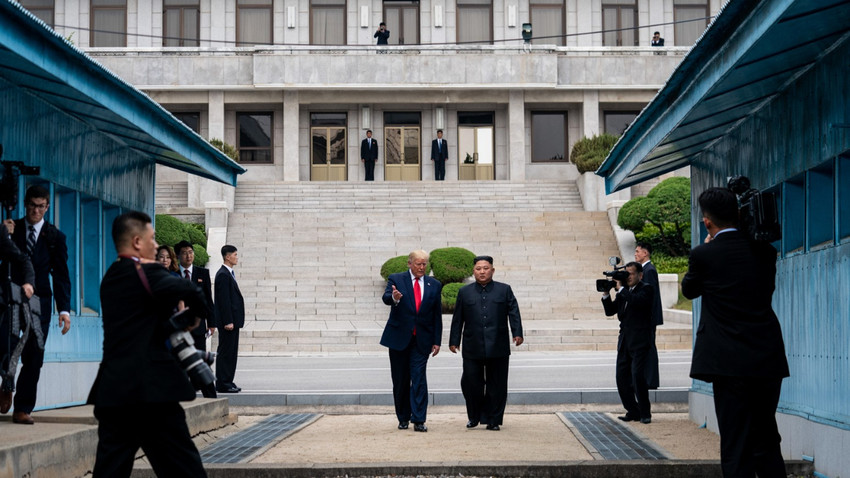Donald Trump ve Kuzey Kore Lideri Kim Jung Un, Kuzey ve Güney Kore arasındaki Askerden Arındırılmış Bölge'nin Kuzey Kore tarafında Panmunjom'da yürüyor, 30 Haziran 2019. (Fotoğraf: Erin Schaff/The New York Times)