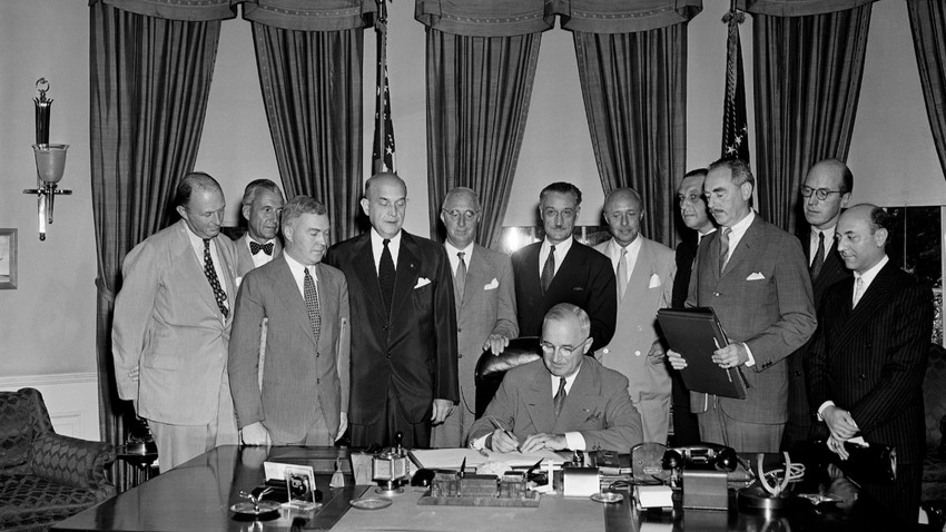 Başkan Harry S. Truman, 24 Ağustos 1949'da Washington'daki Oval Ofis'te Kuzey Atlantik Antlaşması'nı imzaladı. (George Tames/New York Times)