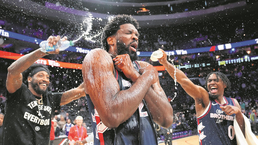 Takım arkadaşları San Antonio Spurs’e 70 sayı atan Philadelphia 76ers forveti Joel Embiid’i kutluyor. (Fotoğraf: Getty Images)
