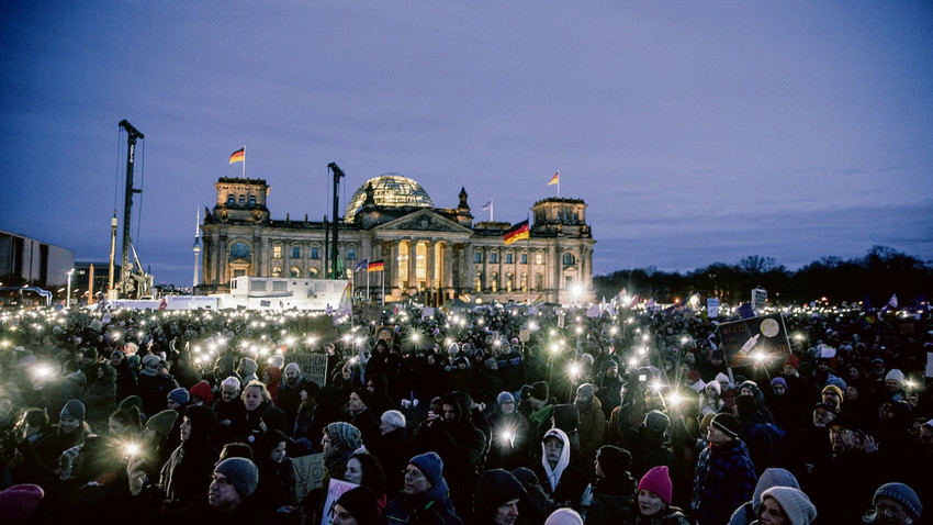 Berlin’deki parlamento binası önünde düzenlenen “Demokrasiyi Savun” gösterisinde aşırı sağ politikalar protesto edildi. (Fotoğraf: Getty Images)