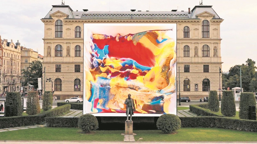 Refik Anadol ve Karel Komárek’in birlikte ürettiği 100 metrelik enstalasyon, eylülde Rudolfinum binasının önünde sergilendi.