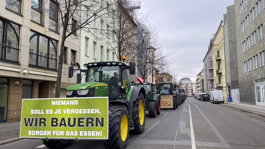 Almanya'da çiftçilerden parti merkezleri önünde traktörlü protesto