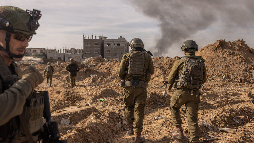 İsrail askerleri Gazze Şeridi'nin merkezinde yürüyor. (Avishag Shaar-Yashuv/The New York Times)