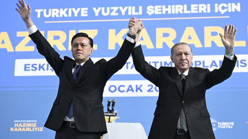 Cumhurbaşkanı Erdoğan,  Eskişehir Büyükşehir Belediye Başkan adayı olarak açıkladığı Nebi Hatipoğlu'nu sahneye davet ederek partilileri selamladı