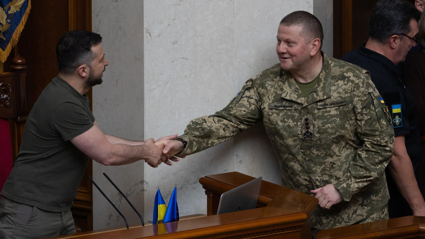 Zelenskiy (solda), Orgeneral Valeriy Zaluzhny'nin elini sıkıyor (Shutterstock)