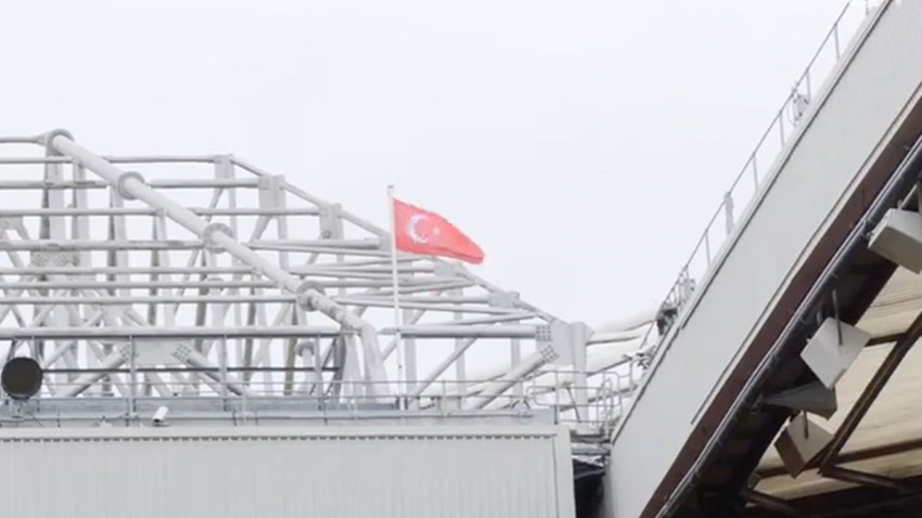 Manchester United, Altay Bayındır onuruna stadında Türk bayrağı dalgalandırdı