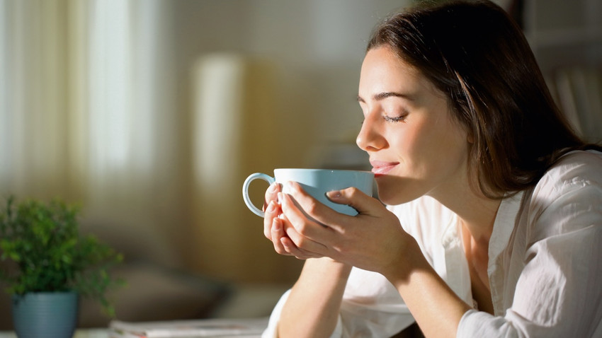 Bir enerji içeceği içmek günlük tavsiye edilen kafein miktarını dolduruyor