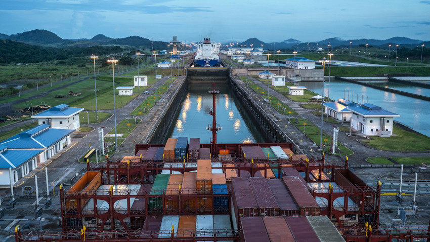 Bir kargo gemisi Panama'daki Panama Kanalı'nın bir bölümünden geçiyor. Kanal küresel taşımacılığın yüzde 5'ini taşıyor, ancak geçen yıl aşırı kuraklık nedeniyle geçiş sayısını azaltmak zorunda kaldı. (Fotoğraf: Nathalia Angarita/The New York Times)