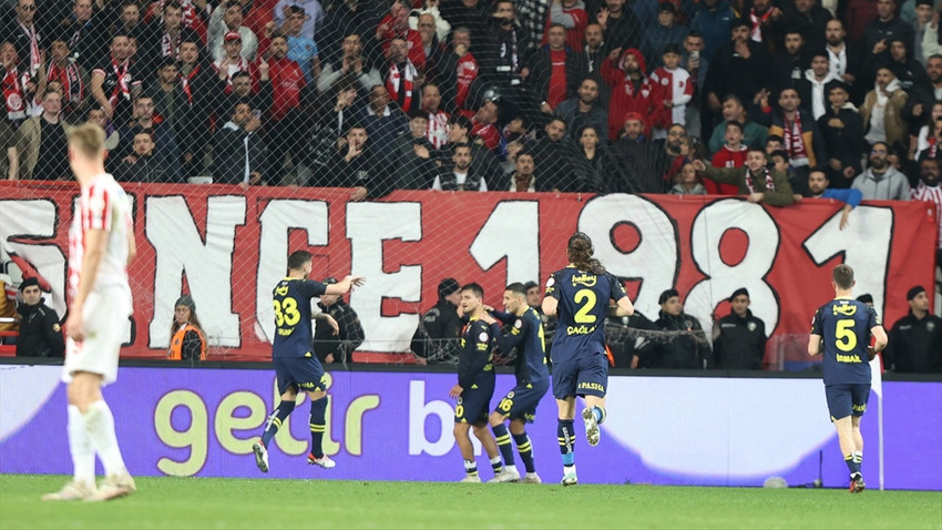 Antalyaspor engelini iki golle aşan Fenerbahçe liderliği devraldı