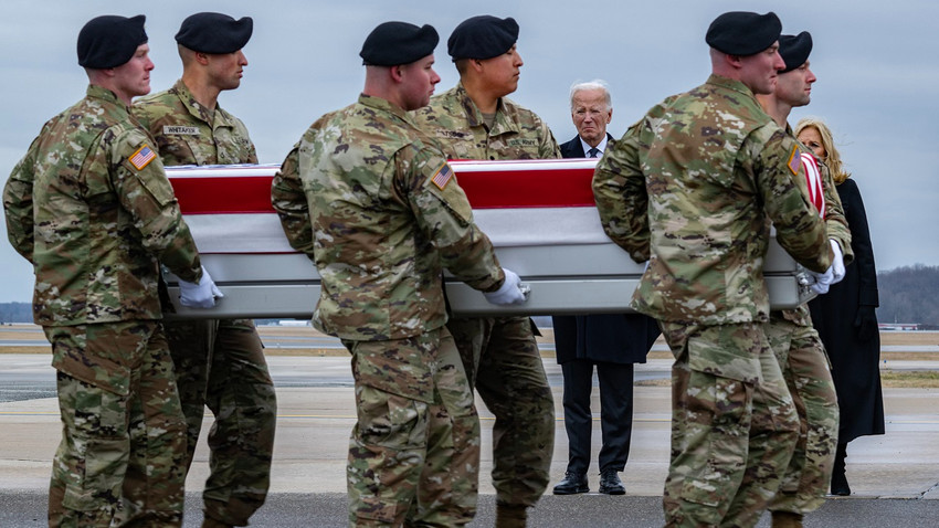 Ürdün'de öldürülen 3 ABD askeri için  2 Şubat 2024 Cuma günü Delaware'deki Dover Hava Kuvvetleri Üssü'nde tören düzenlendi(Fotoğraf: Kenny Holston/The New York Times)