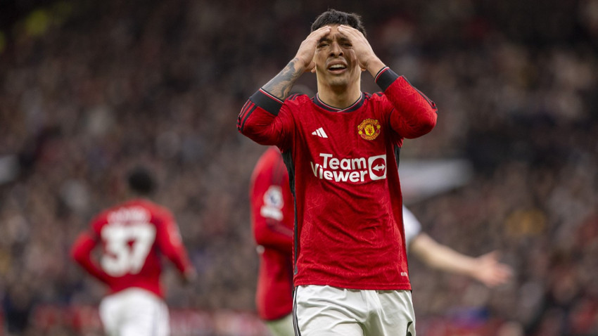 Lisandro Martinez sakatlandı, iki ay Manchester United forması giyemeyecek