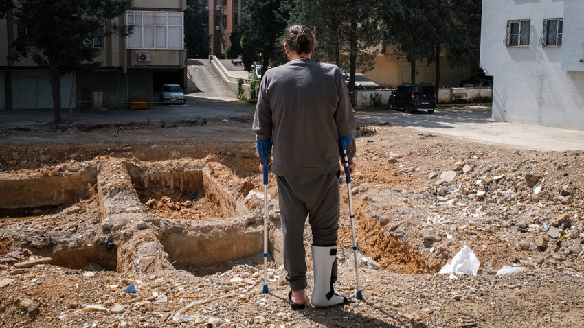 İbrahim Karapırlı hastaneden taburcu olduktan sonra 26 Mayıs 2023'te Gaziantep'te, iki çocuğunun hayatını kaybettiği eski apartmanının bulunduğu yeri ziyaret etti (Fotoğraf: Emin Özmen/The New York Times)