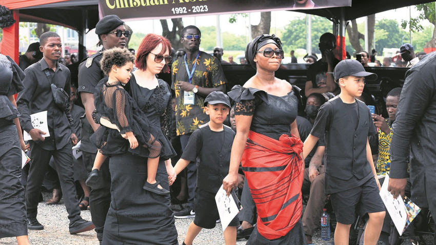 Gana’nın başkenti Akra’daki cenaze törenine Claire ve çocuklar da katıldı. Claire “Çok fazla destek vardı, herkes sevgisini gösterdi. O kültürü, birinin hayatını dans ve şarkılarla kutlamalarını seviyorum” diyor.