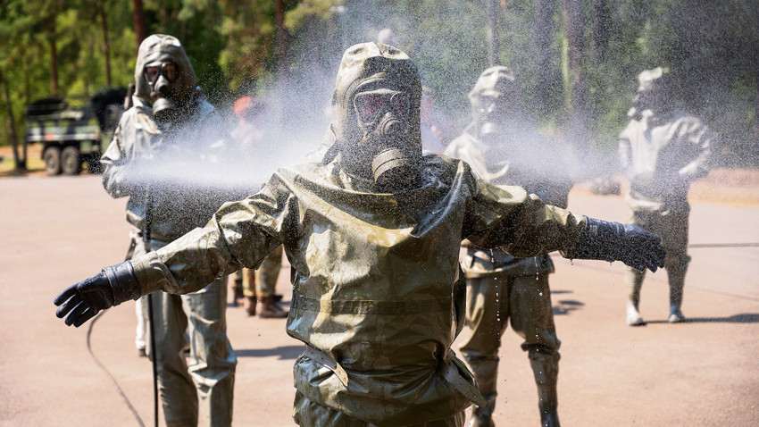 Almanya’daki bir biyolojik ve kimyasal saldırı tatbikatı. (Fotoğraf: Christophe Gateau / Getty Images)