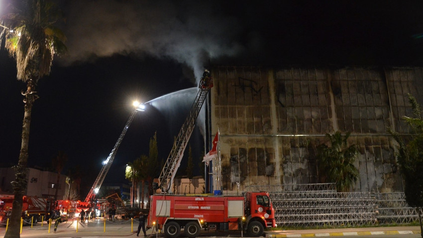 Antalya'da tersanede çıkan yangın kontrol altına alındı