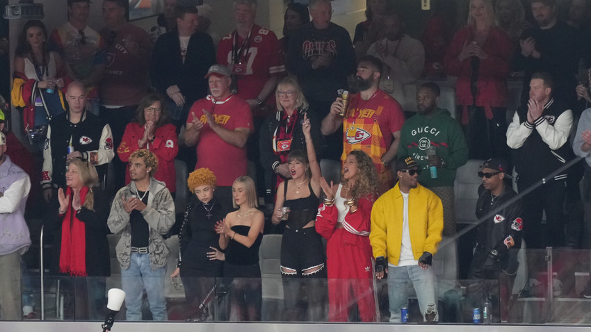 Taylor Swift Las Vegas'taki Allegiant Stadyumu'nda Super Bowl LVIII'in başlangıcında tezahürat yapıyor. (Doug Mills/The New York Times)