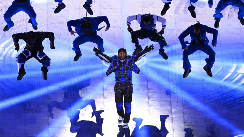 Usher Las Vegas'taki Allegiant Stadyumu'ndaki Apple Music Super Bowl LVIII İlk Yarı Gösterisi sırasında performans sergiliyor. (Bridget Bennett/The New York Times)