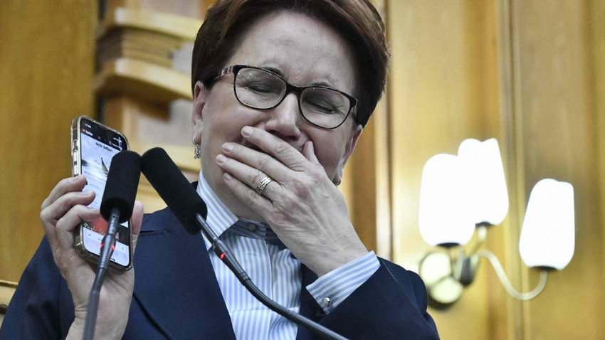 Meral Akşener kürsüde gözyaşları tutamadı