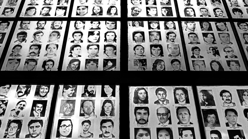 Buenos Aires’te, diktatörlük sırasında kaybedilen siyasi mahkumların bazılarının fotoğrafları, gizli gözaltı merkezi Donana Teknik Meslek Lisesi binasının dev penceresine yerleştirildi. Fotoğraf: Mauricio Lima for The New York Times
