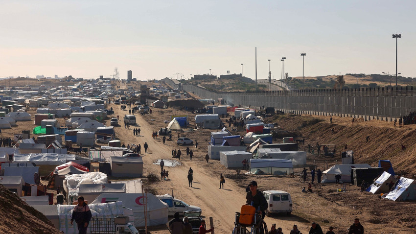 Refah'ın Mısır sınırı yakınındaki kampta barınan Gazzeli mülteciler ( AFP via Getty Images)