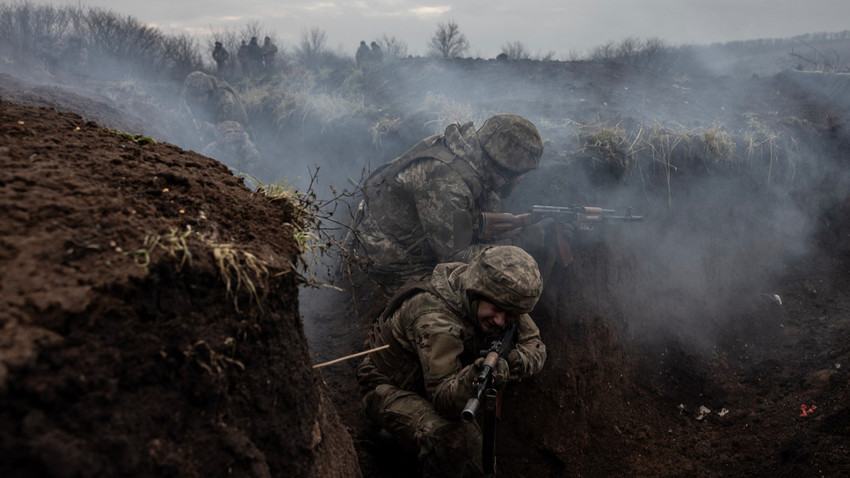 Bahmut yönünde savaşan Ukrayna'nın 17. Tank Tugayı mensupları Donetsk bölgesinde cephe hattının yakınında canlı ateş eğitimi sırasında siperleri temizliyor, 4 Ocak 2024.  (Fotoğraf: Finbarr O’Reilly / The New York Times)