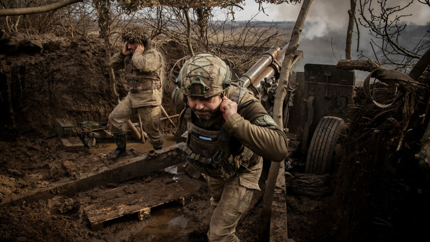 Ukraynalı askerler Avdiyivka yakınlarındaki Rus hedeflerine M101A1 105mm obüsle ateş açıyor, 14 Şubat 2024. (Fotoğraf: Tyler Hicks/The New York Times)