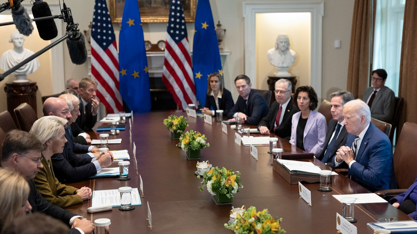 Başkan Joe Biden 20 Ekim 2023'te Beyaz Saray'da Avrupa Komisyonu Başkanı Ursula von der Leyen yaptığı görüşmeye aralarında Mike Pyle'ın da (Biden'ın sağında, dördüncü sırada) bulunduğu yardımcılarıyla birlikte katıldı (Fotoğraf: Tom Brenner/ NYT)