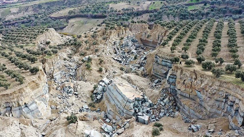 Hatay'ın Altınözü ilçesinde, Kahramanmaraş merkezli depremlerde yaklaşık 200 metre genişliğinde, 400 metre uzunluğunda ve 50 metre derinliğinde yarık meydana geldi