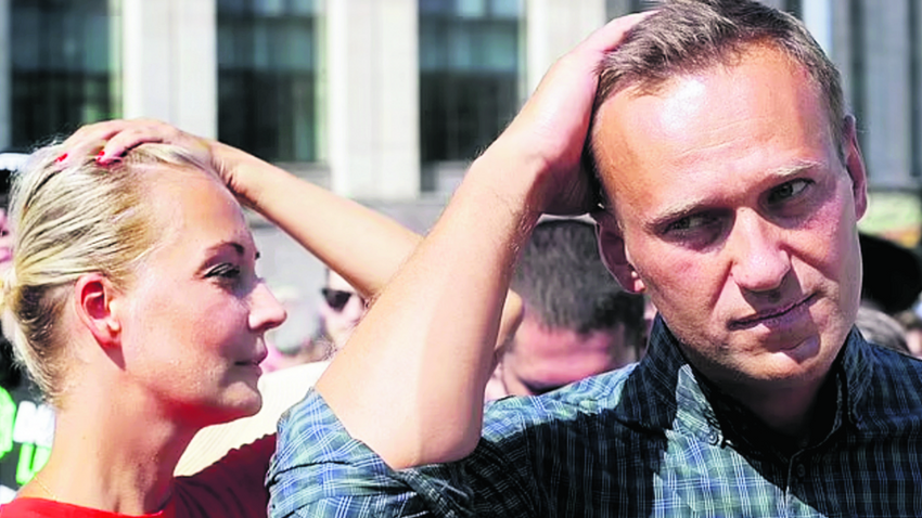 Navalni çifti bir emeklilik yaşı eyleminde.