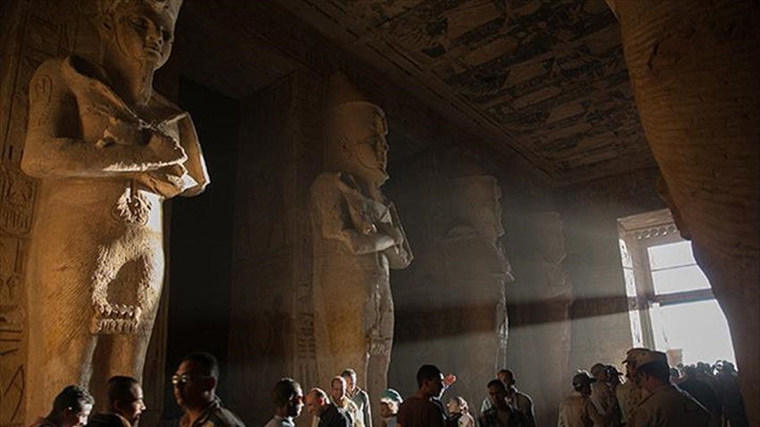 Yılda iki kez gerçekleşiyor: Firavun II. Ramses'in heykeline güneş vurdu