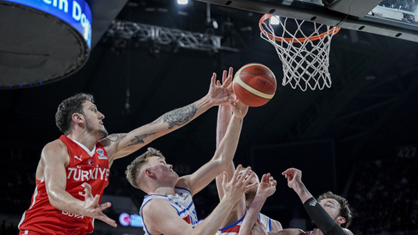 A Milli Erkek Basketbol Takımı İzlanda'yı 76-75 yendi