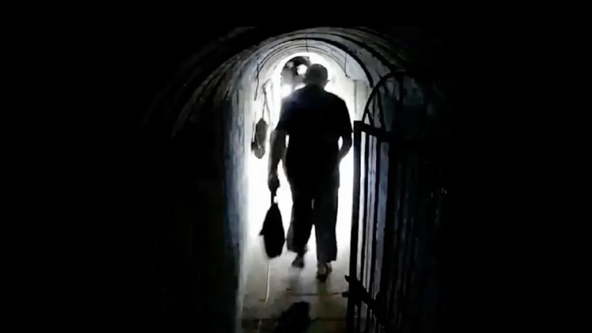 Yahya Sinvar Gazze'deki tünellerde görüntülendi (Fotoğraf: AA/video)