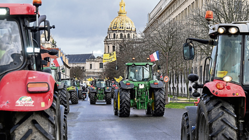 Paris’teki bir tarım fuarı sırasında sokakları traktörleriyle işgal eden çiftçiler. (Getty Images)