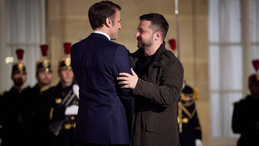 Emmanuel Macron ile Volodimir Zelenskiy 18 Şubat'ta Paris’te bir araya geldi