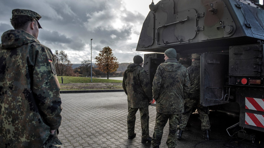 Alman ve Ukraynalı askerler 7 Kasım 2023 tarihinde Almanya'nın Idar-Oberstein kentindeki bir topçu okulunda. (Fotoğraf: Laetitia Vancon/The New York Times)